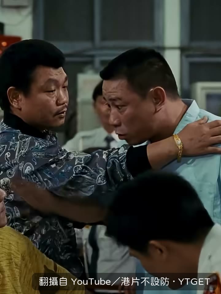 一群人擠在辦公室裡互相推託
