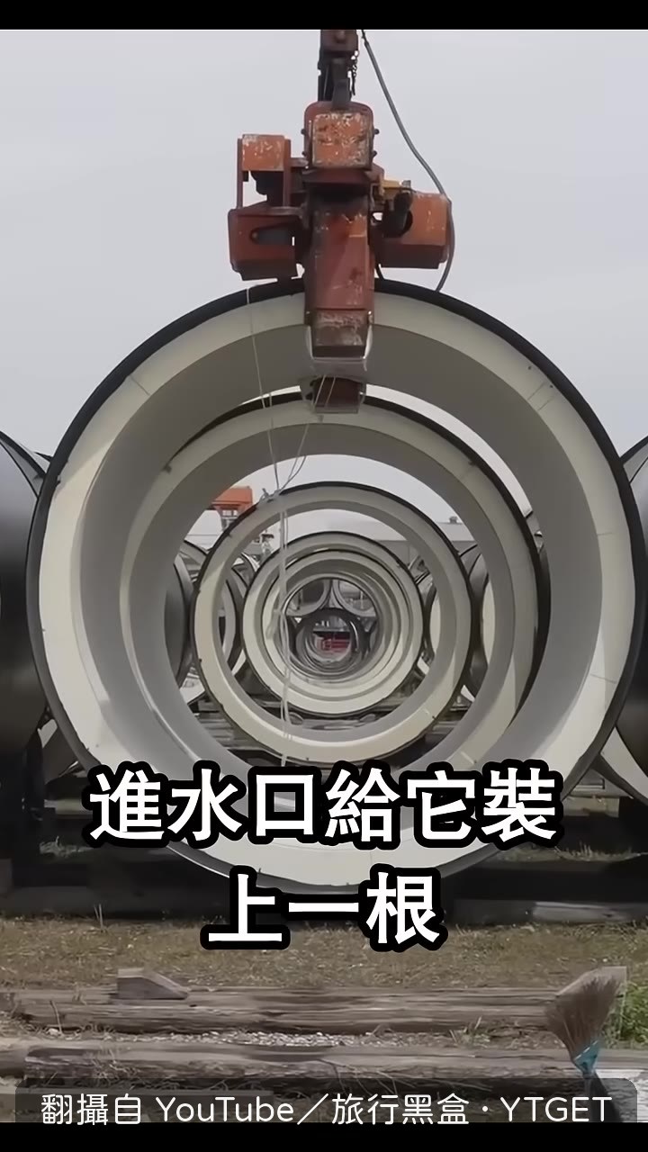 潛水員在水底安裝象鼻鋼管