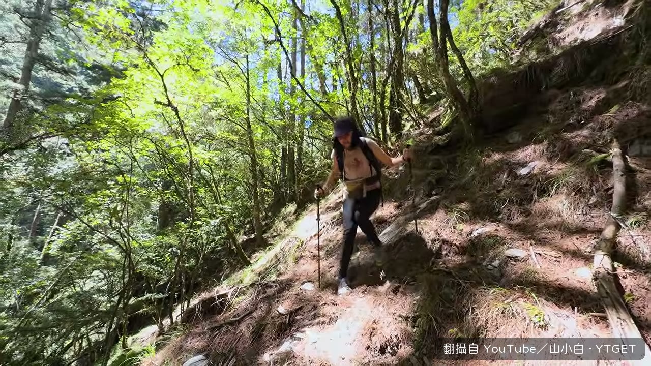 終於下到南湖溪底取水