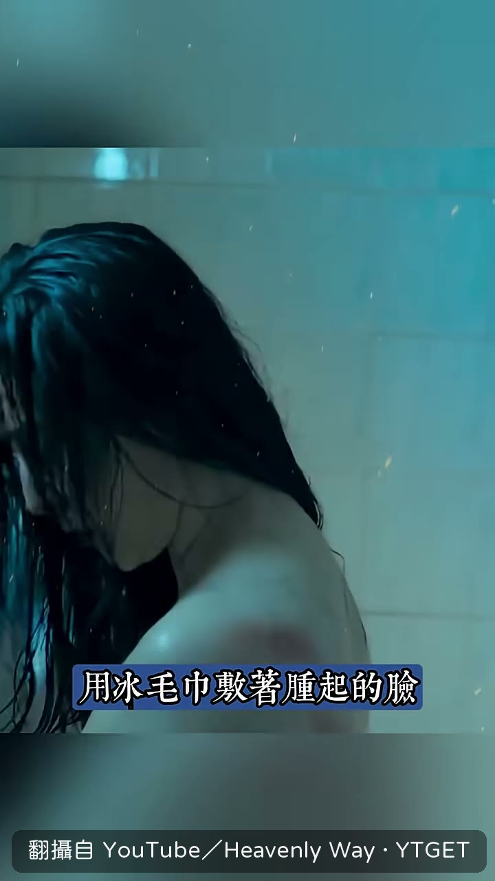 嘴裡吐出一顆被打掉的牙齒