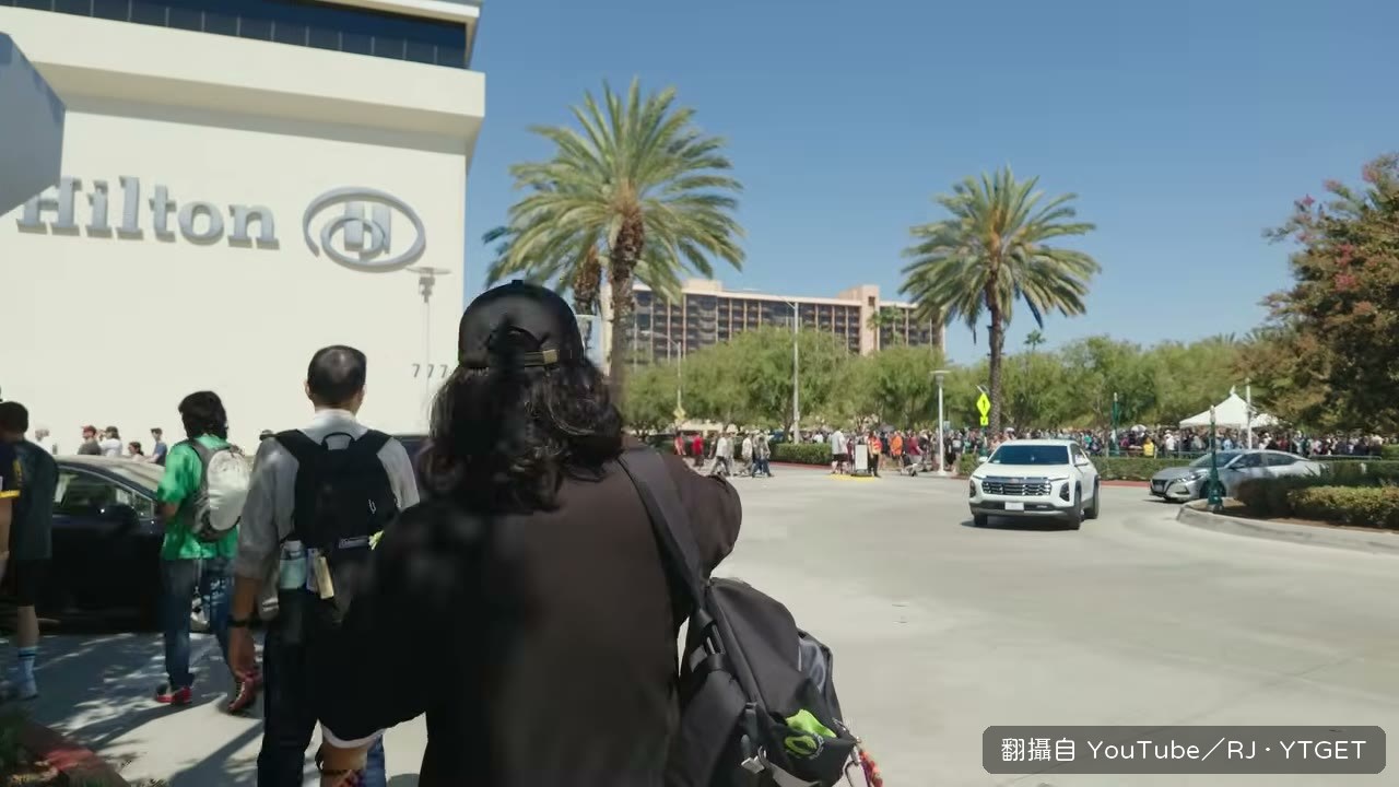 商場外排到看不見盡頭的人潮