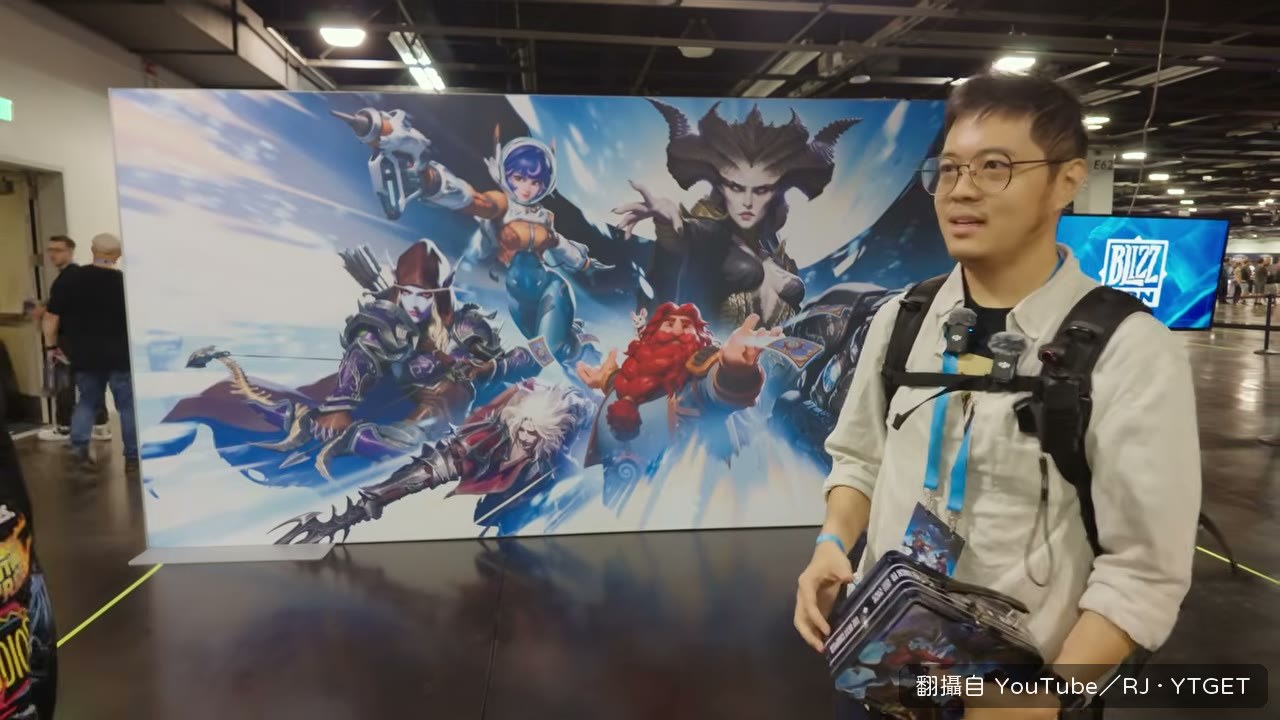 RJ 把英霸吊飾插進識別證套
