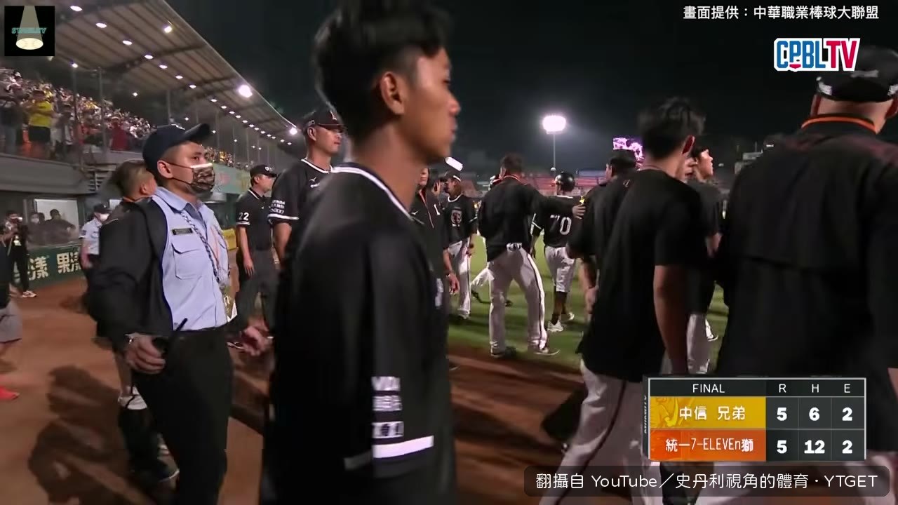 陳威成怒丟帽子,下一秒揮拳