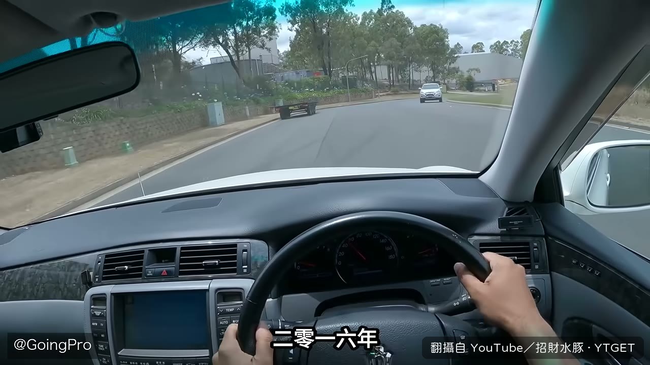 第十二代皇冠的 V6 引擎與內裝