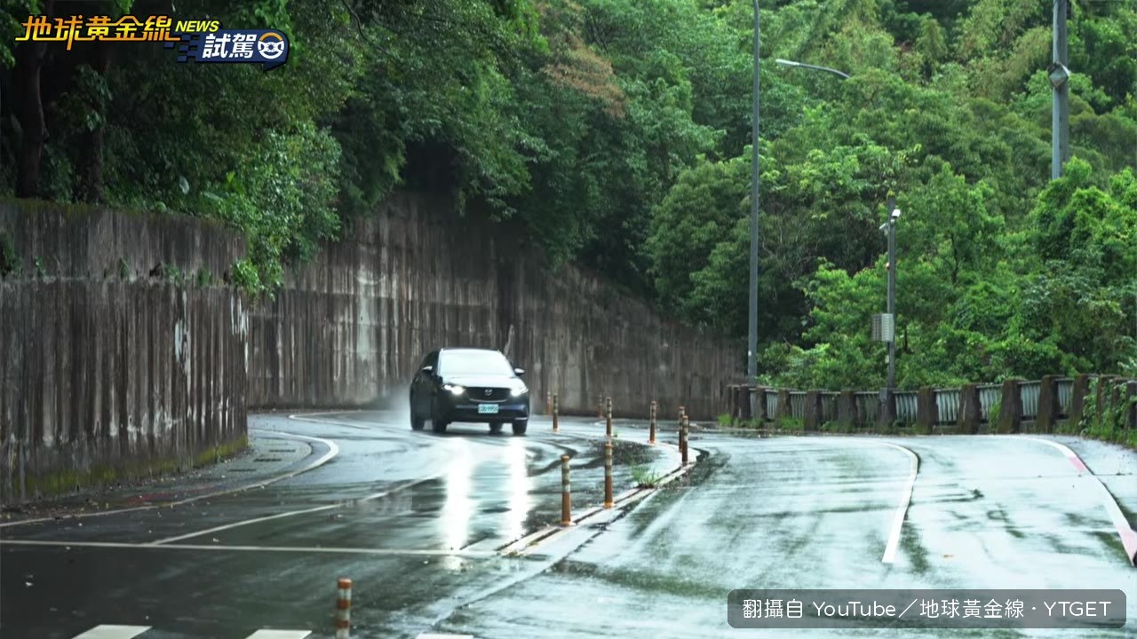 蜿蜒山路試駕，切換Sport模式動力更活潑
