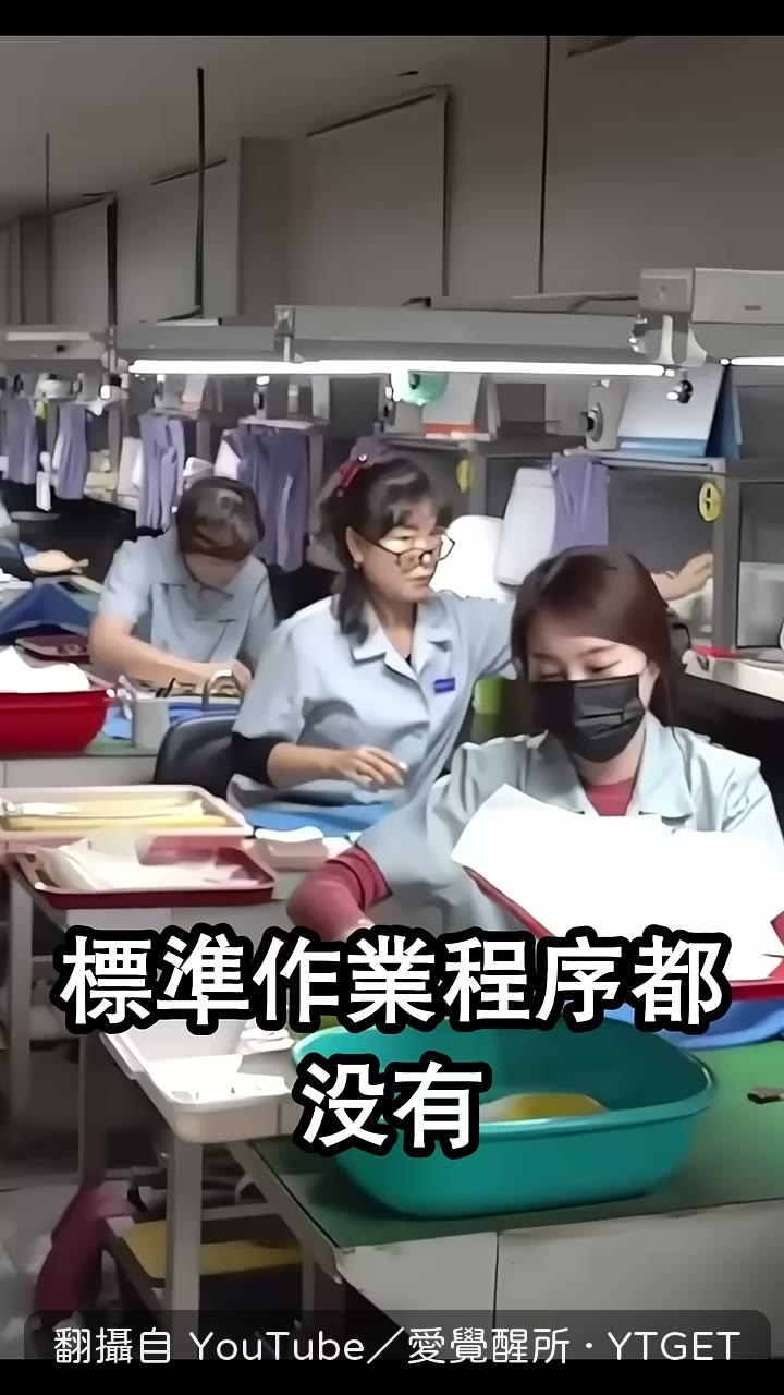 阿嬤們在廟埕前集結
