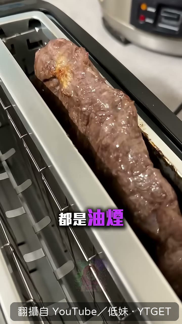切開的牛排粉嫩又多汁