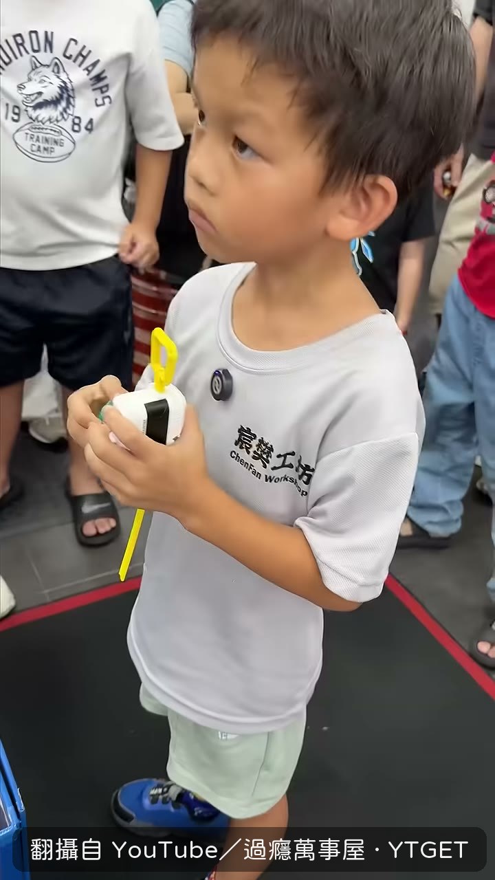爸爸拿出陀螺準備開戰