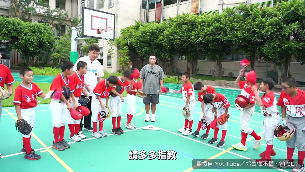 友誼賽開打,小球員上場打擊
