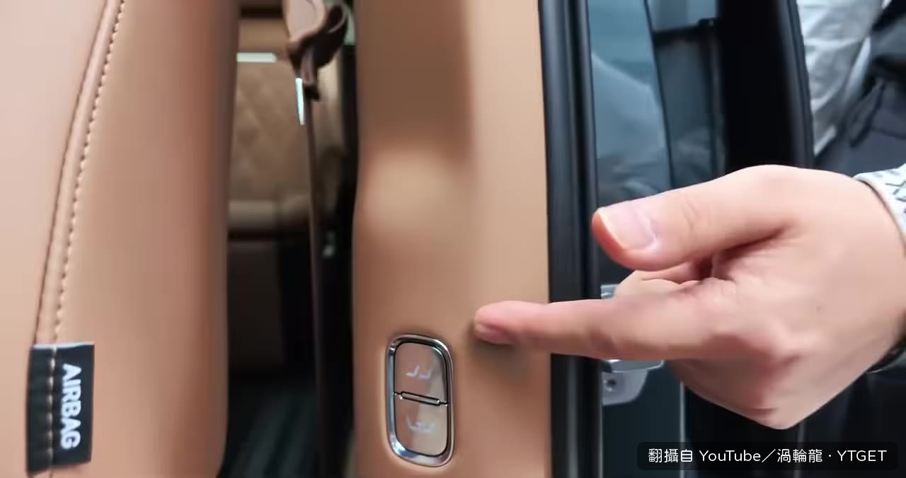 座椅旋轉對坐進入會客模式