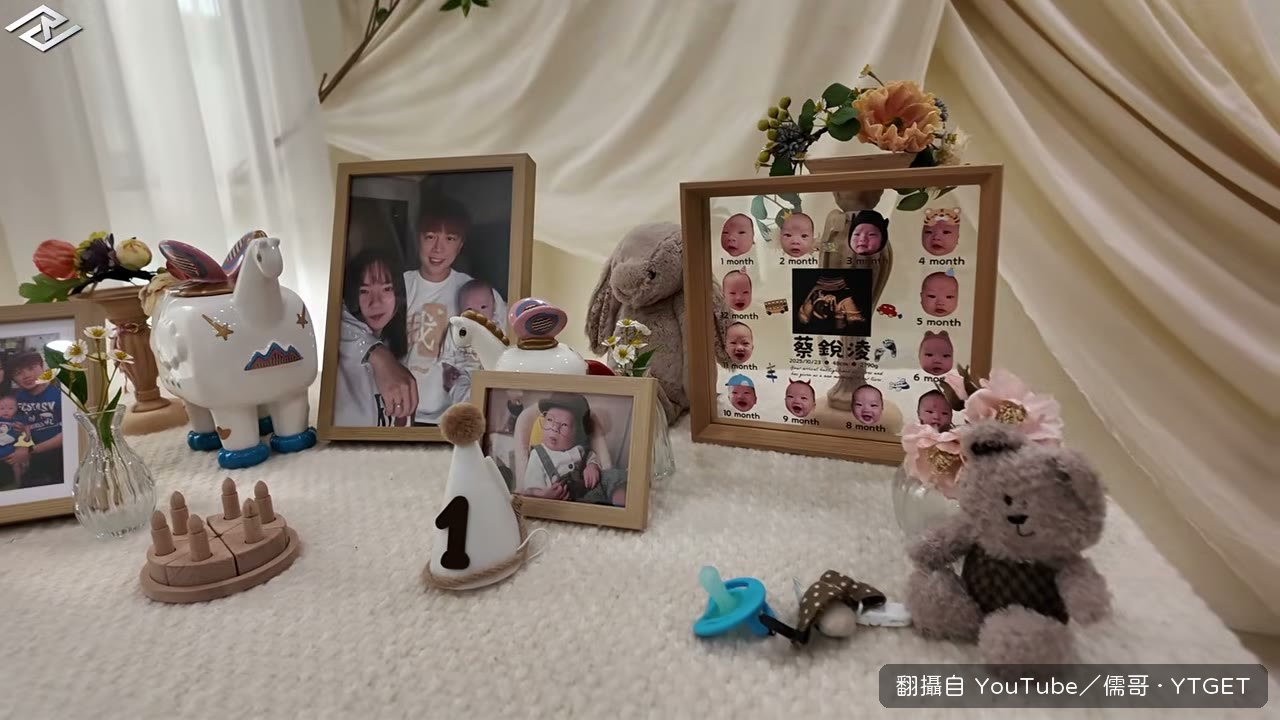 桌上擺滿抓周道具