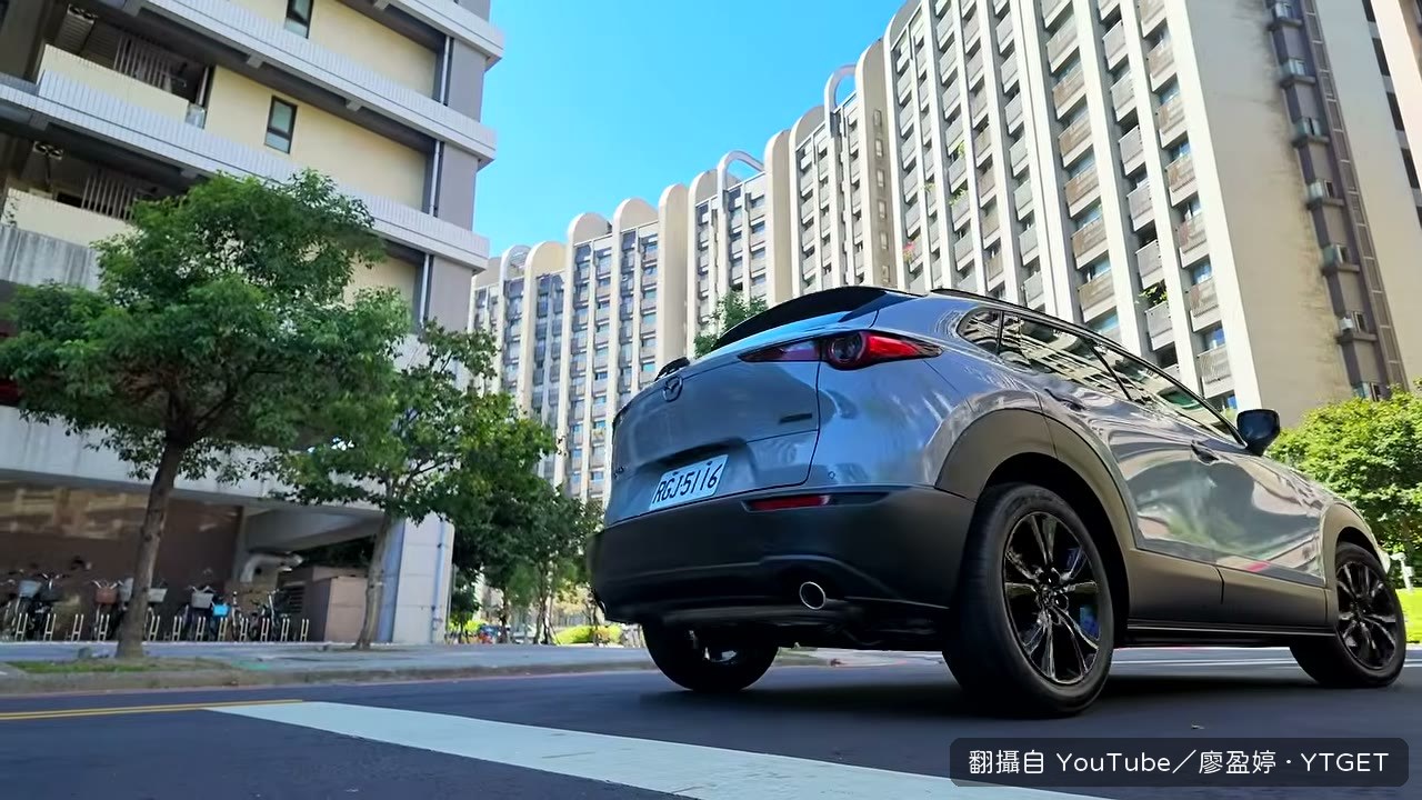 打開車門看到灰白雙色麂皮座艙