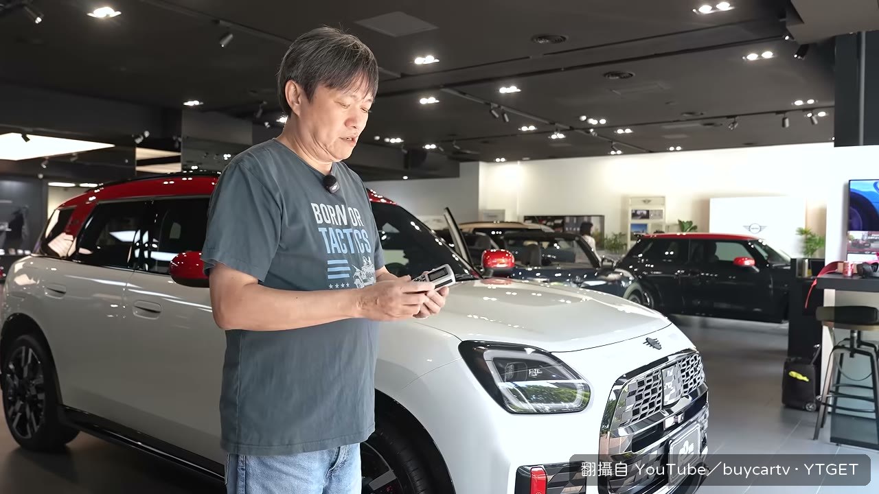 拿烤漆厚度計量引擎蓋