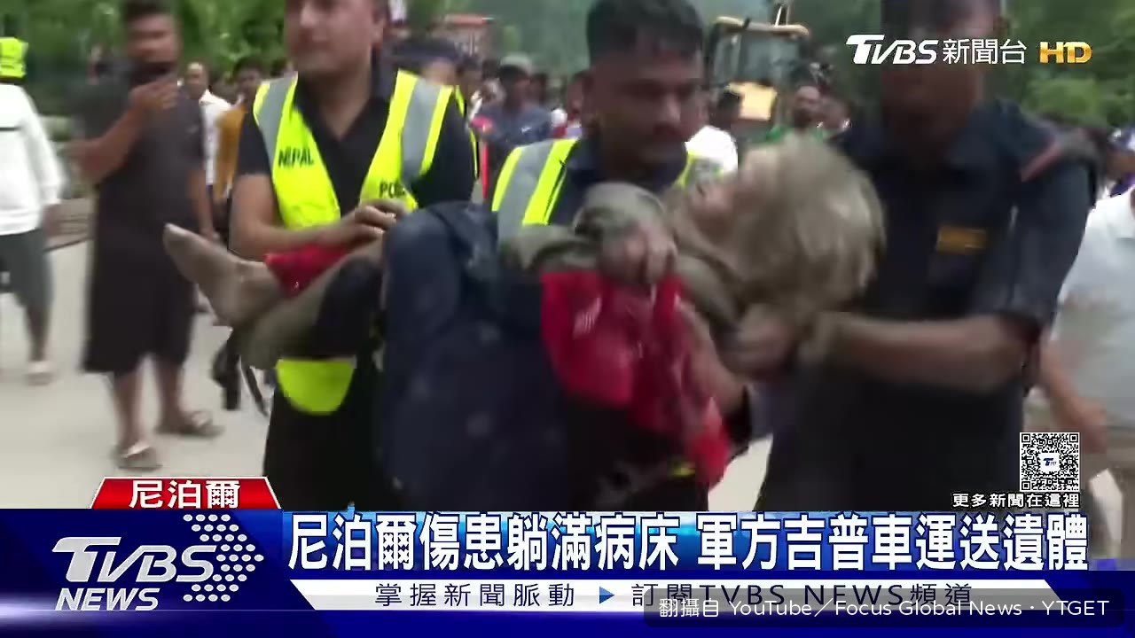 救援人員將老婦人一把抱起送醫