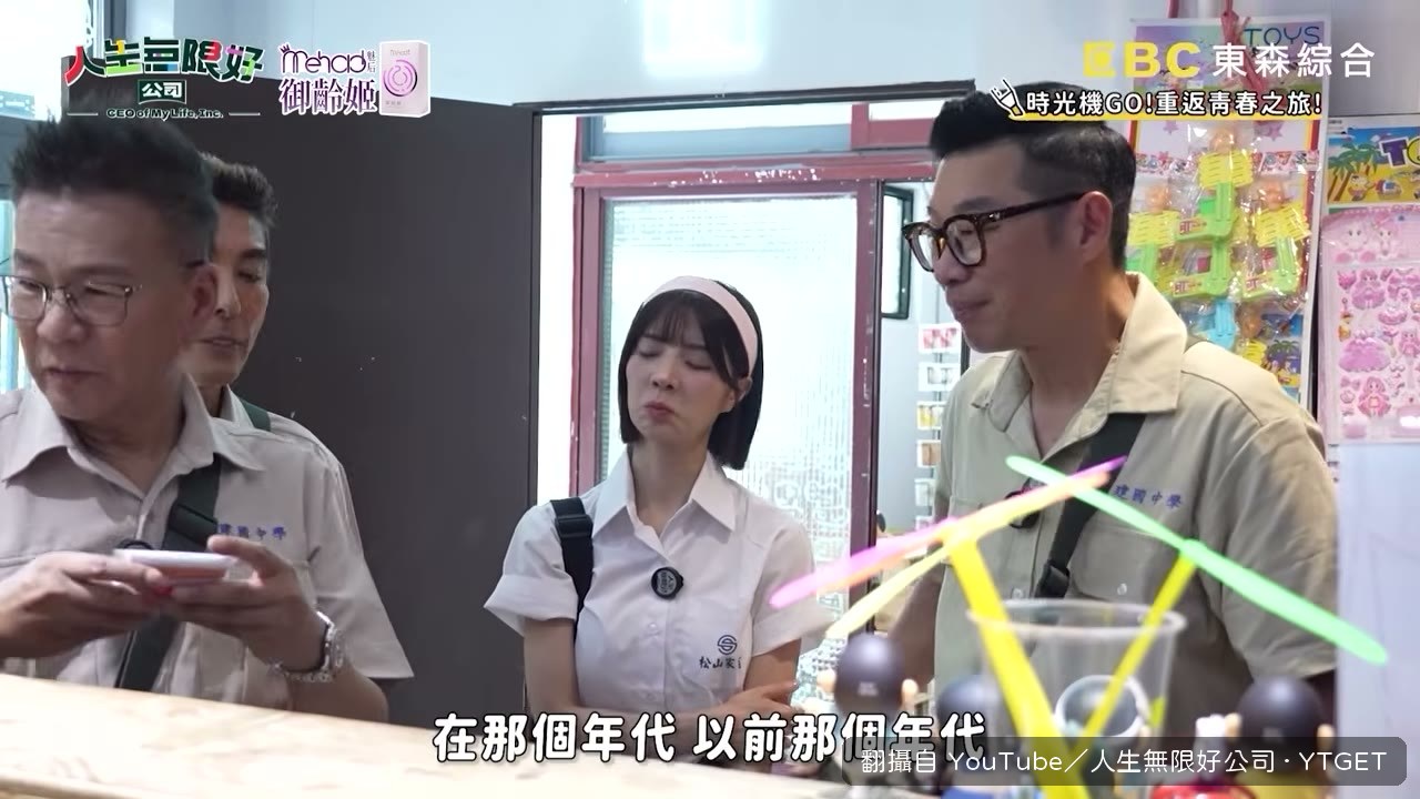 整桌古早味零食排開