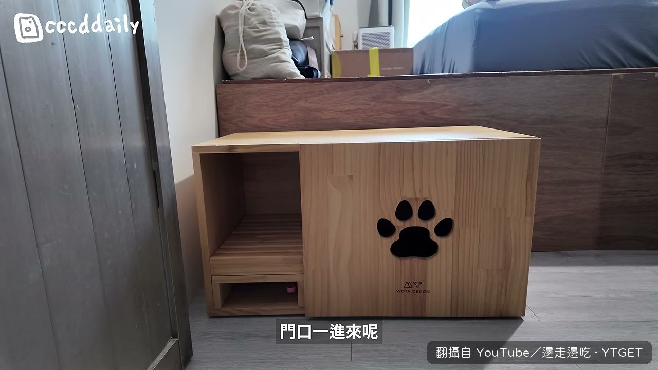 主臥門口的貓砂櫃和乖乖明信片