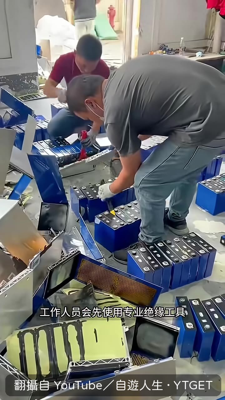 工作人員拆解特斯拉電池包