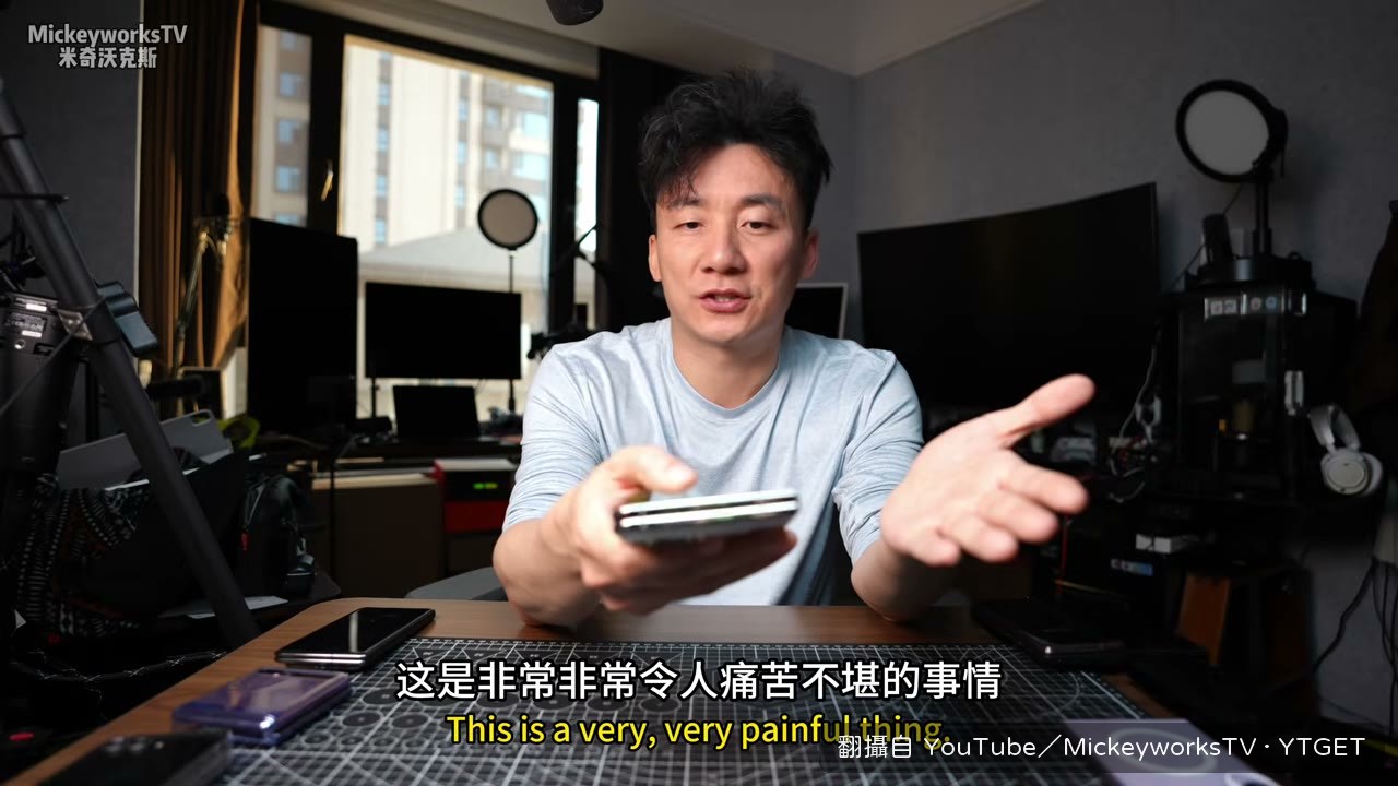 鍵盤鋪滿整個機身，單手按不到