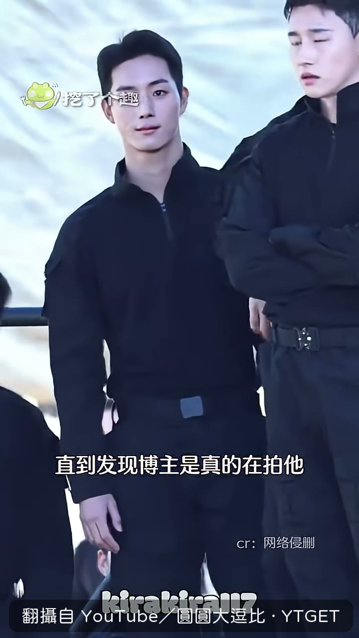 發現鏡頭真的在拍自己，笑得超開心