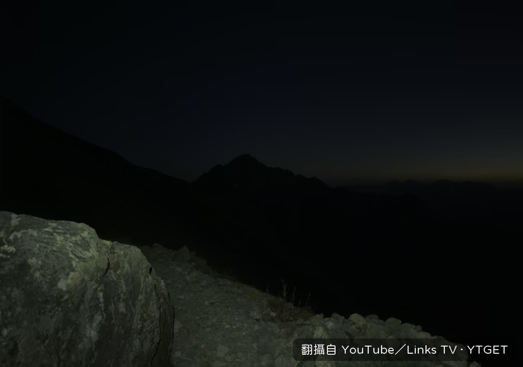 天光微亮，劍月露出來