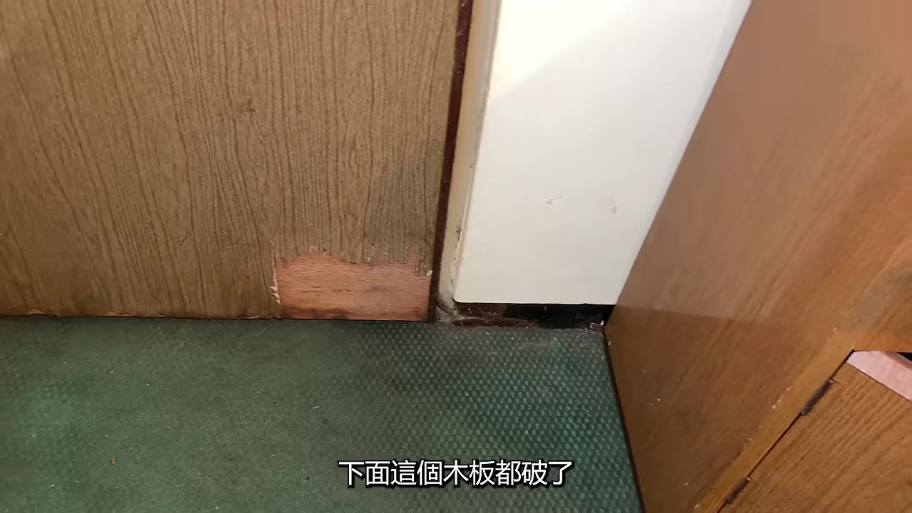 敲房門發現木板是空心的