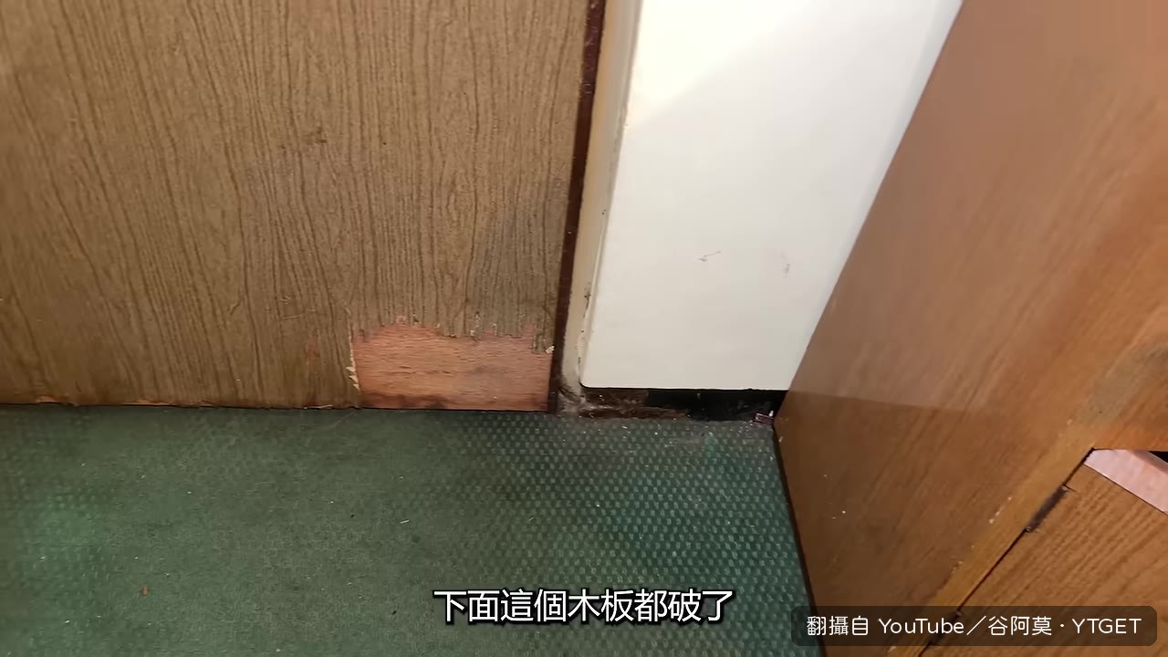 敲房門發現木板是空心的