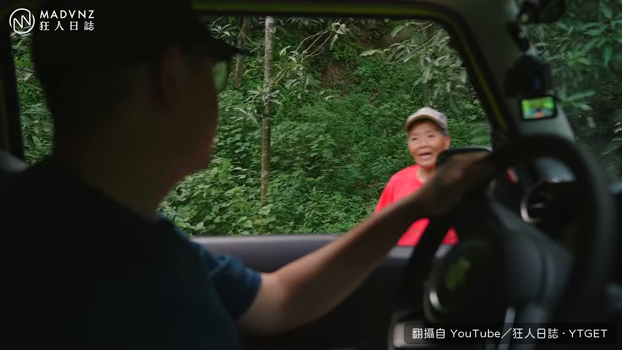 阿婆突然攔車要搭便車