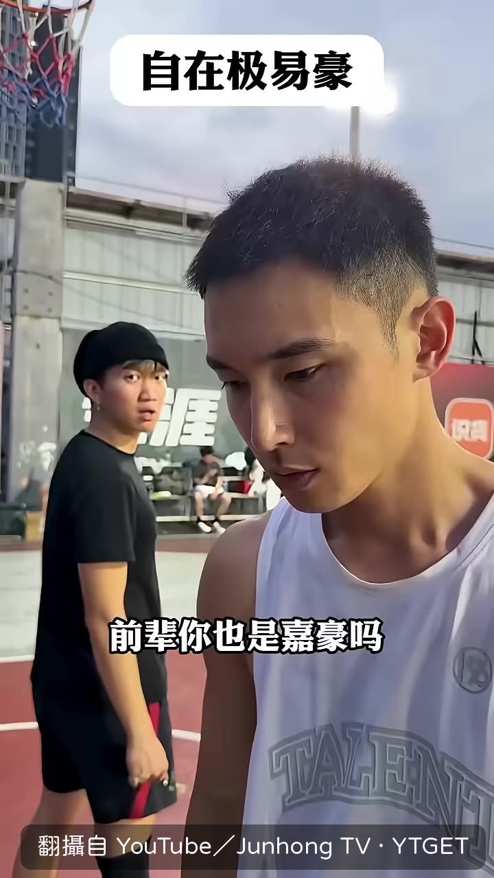 大熱天擠在球場，火氣很大