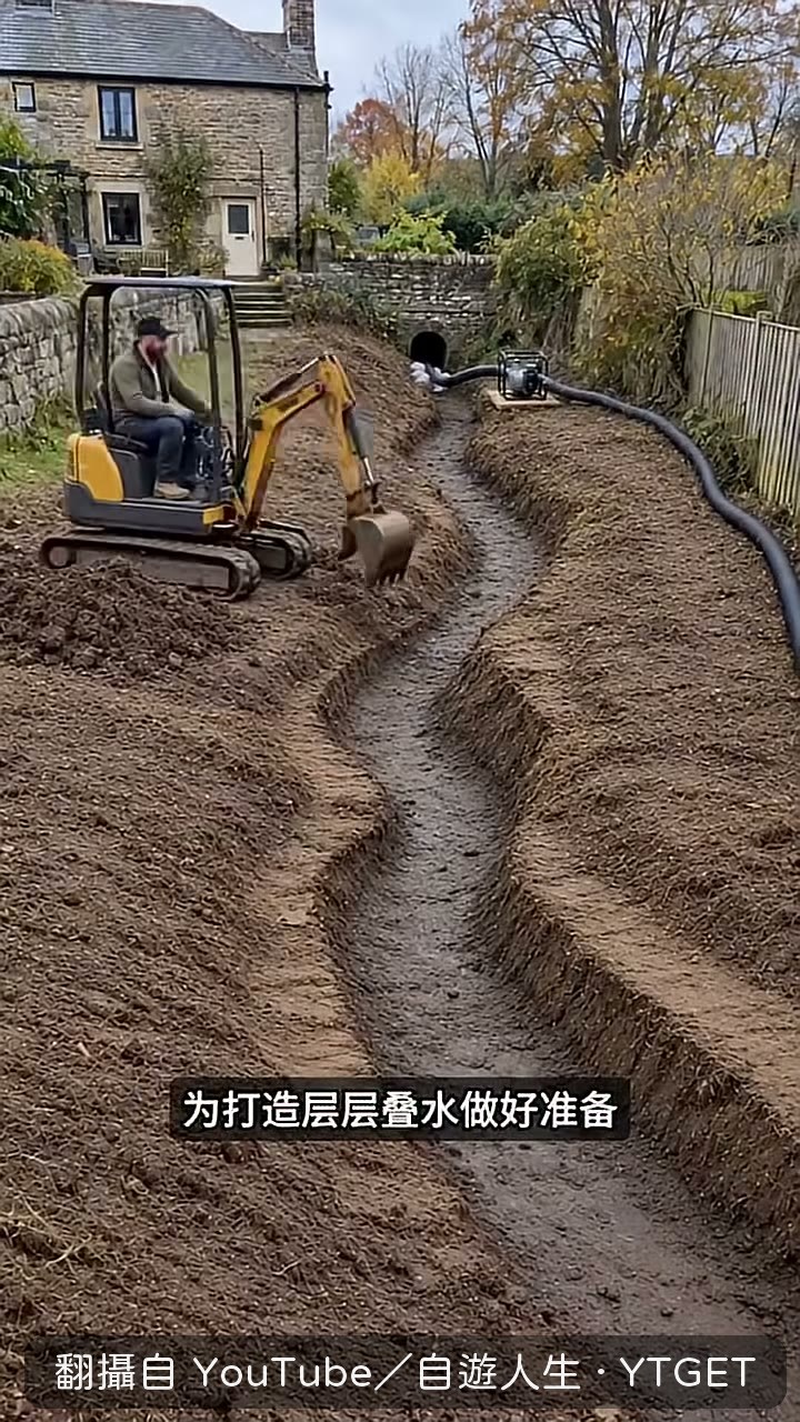 溝底鋪上白色防滲膜