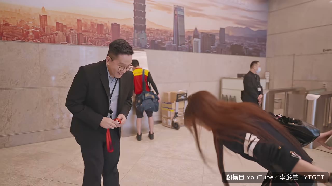 多慧拿到台北101識別證