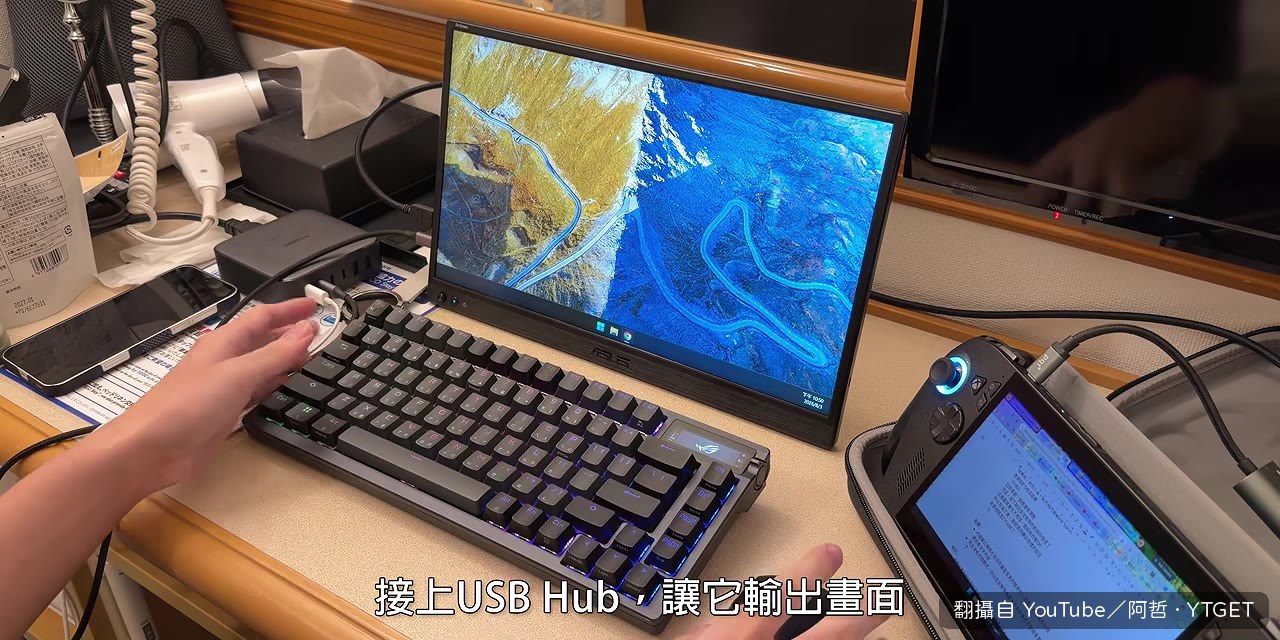 飯店接上便攜螢幕，雙螢幕工作空間完成