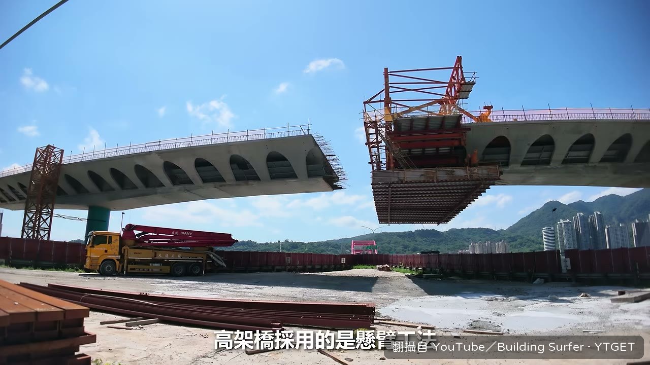 懸臂機同時向兩側推進施工
