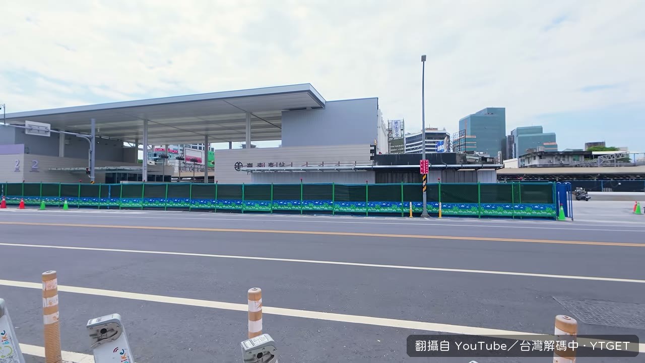 從新車站中間看見舊站列車進出