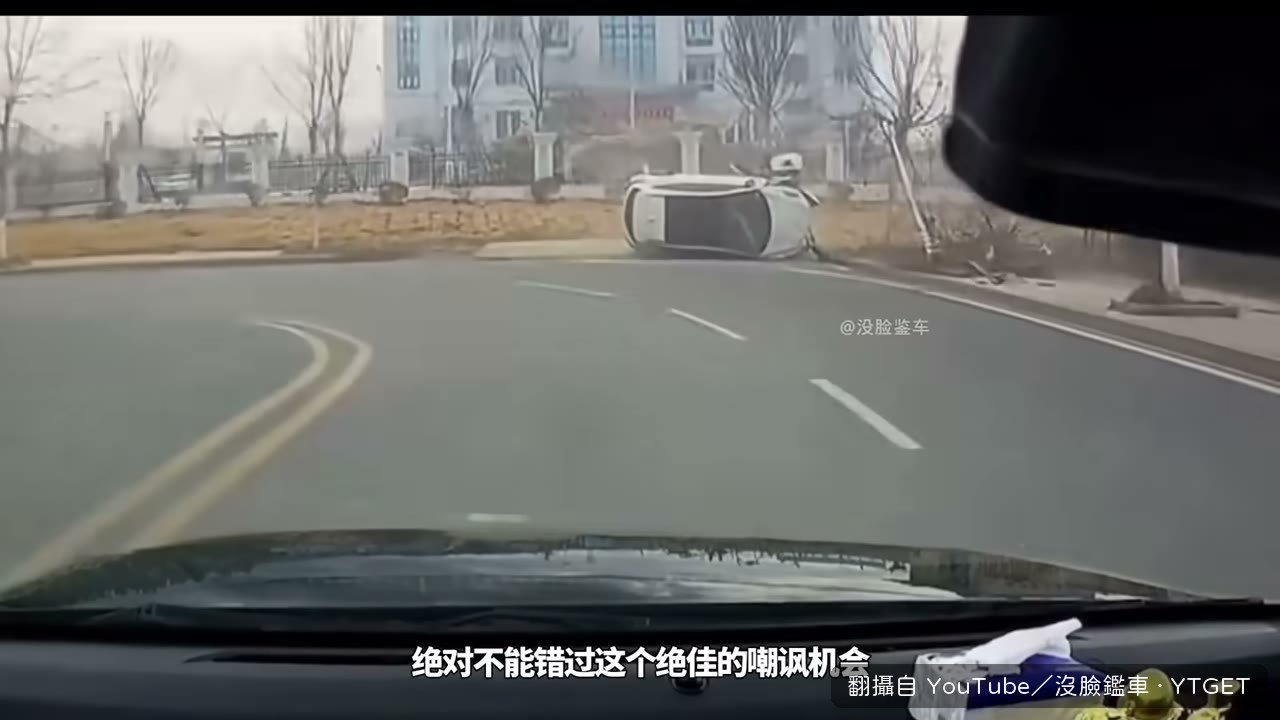 沿路閃燈挑釁的駕駛