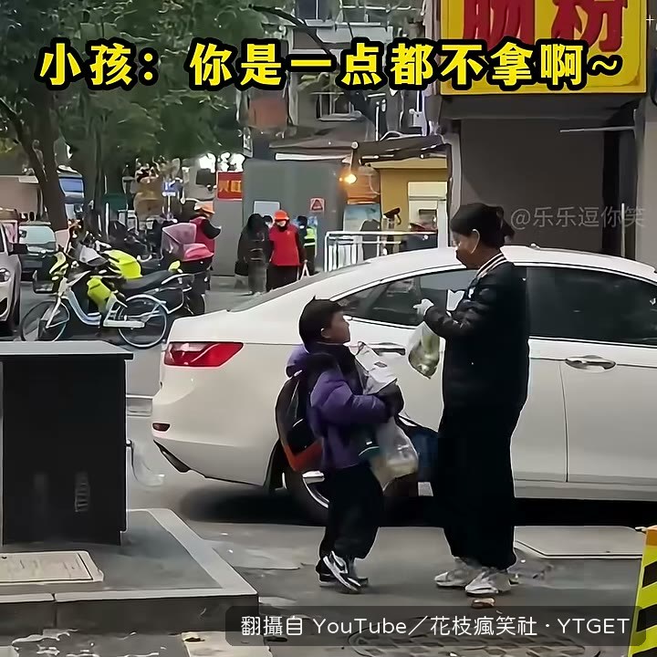 到醫院探病，爸爸在病床上睡