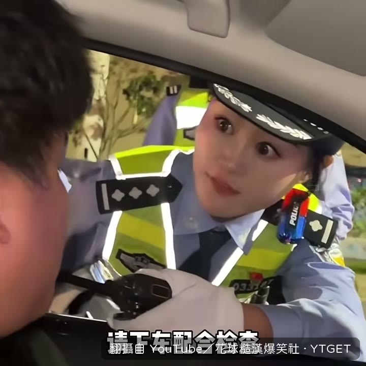 駕駛把對講機當成盤面