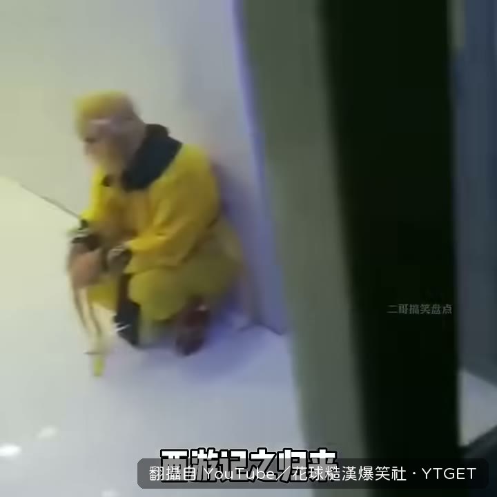 交警看到頭盔戴法傻眼