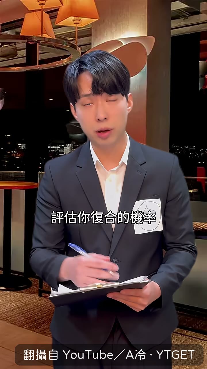 複合警察員拿出同意書要簽名