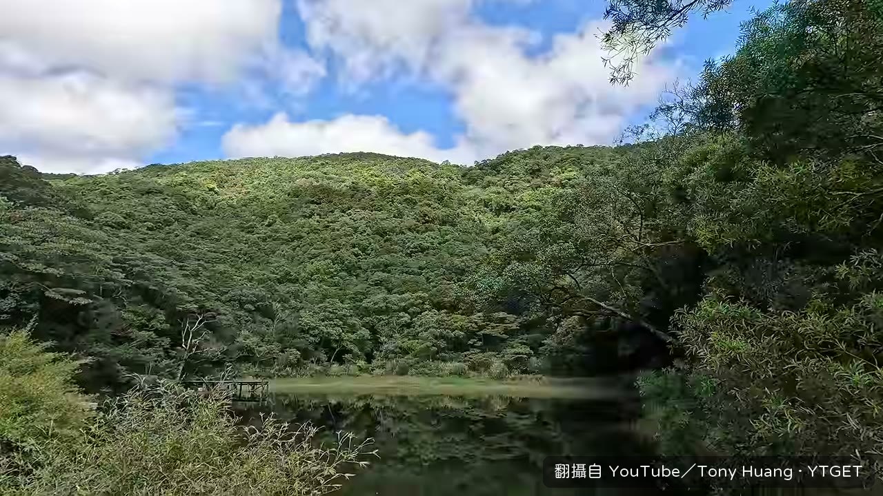 新山倒影映在夢湖水面