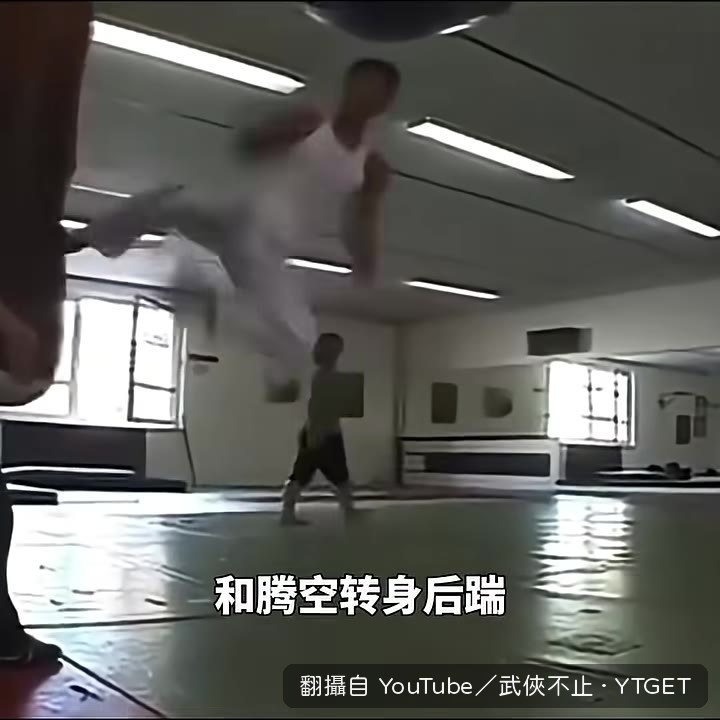 騰空三連踢招牌動作