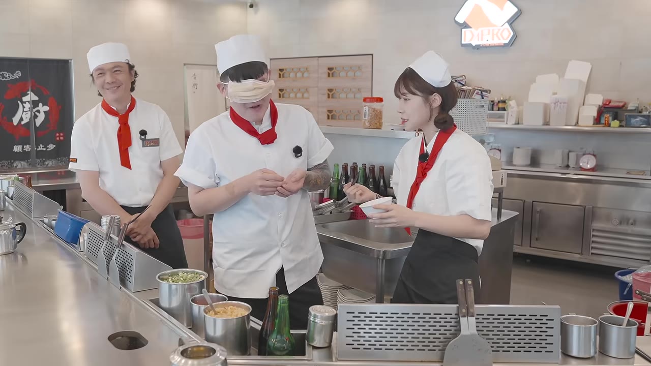多慧拿自己炒的高麗菜給老闆盲測