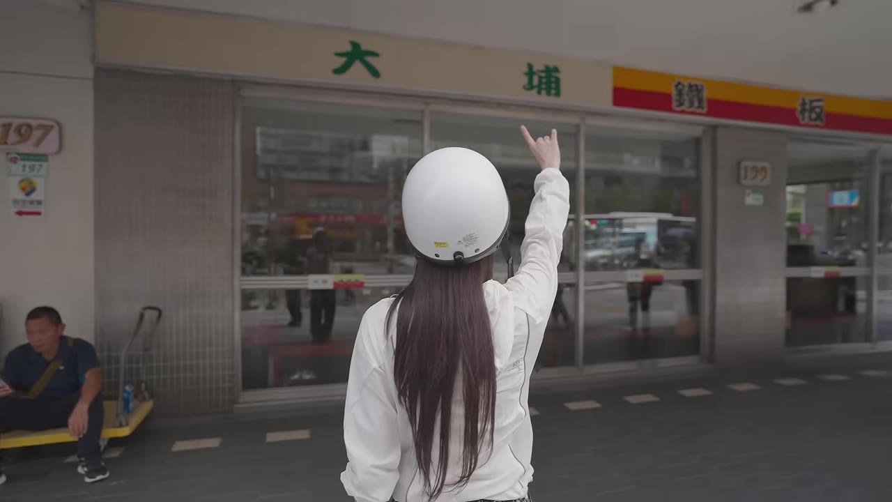 大埔鐵板燒,多慧換上制服準備開工