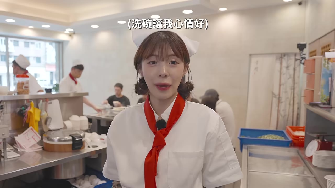 多慧在洗碗區露出放鬆的表情