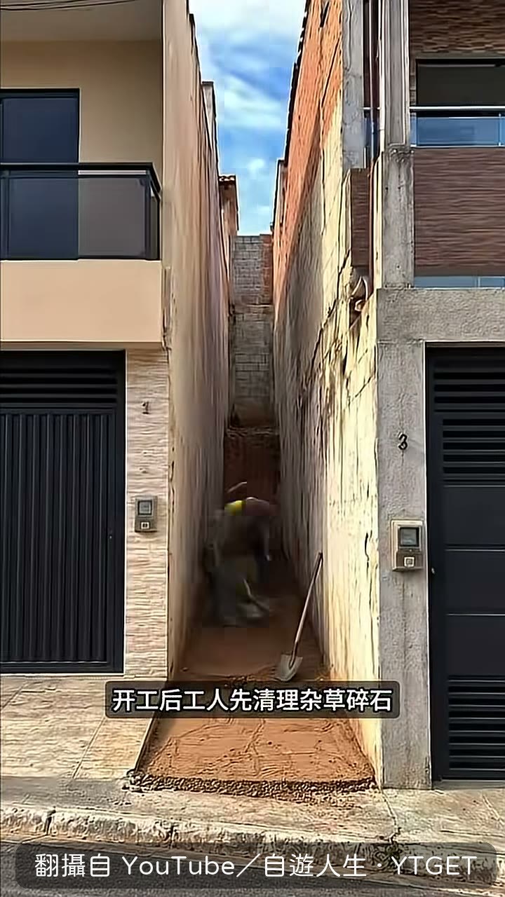工人開挖地面整理出平整基底