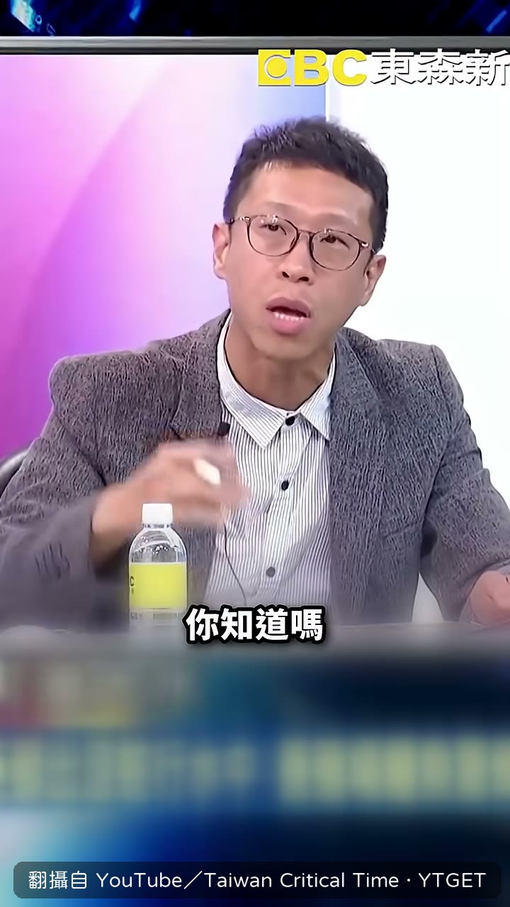 巨蟒在淹水街道中游動