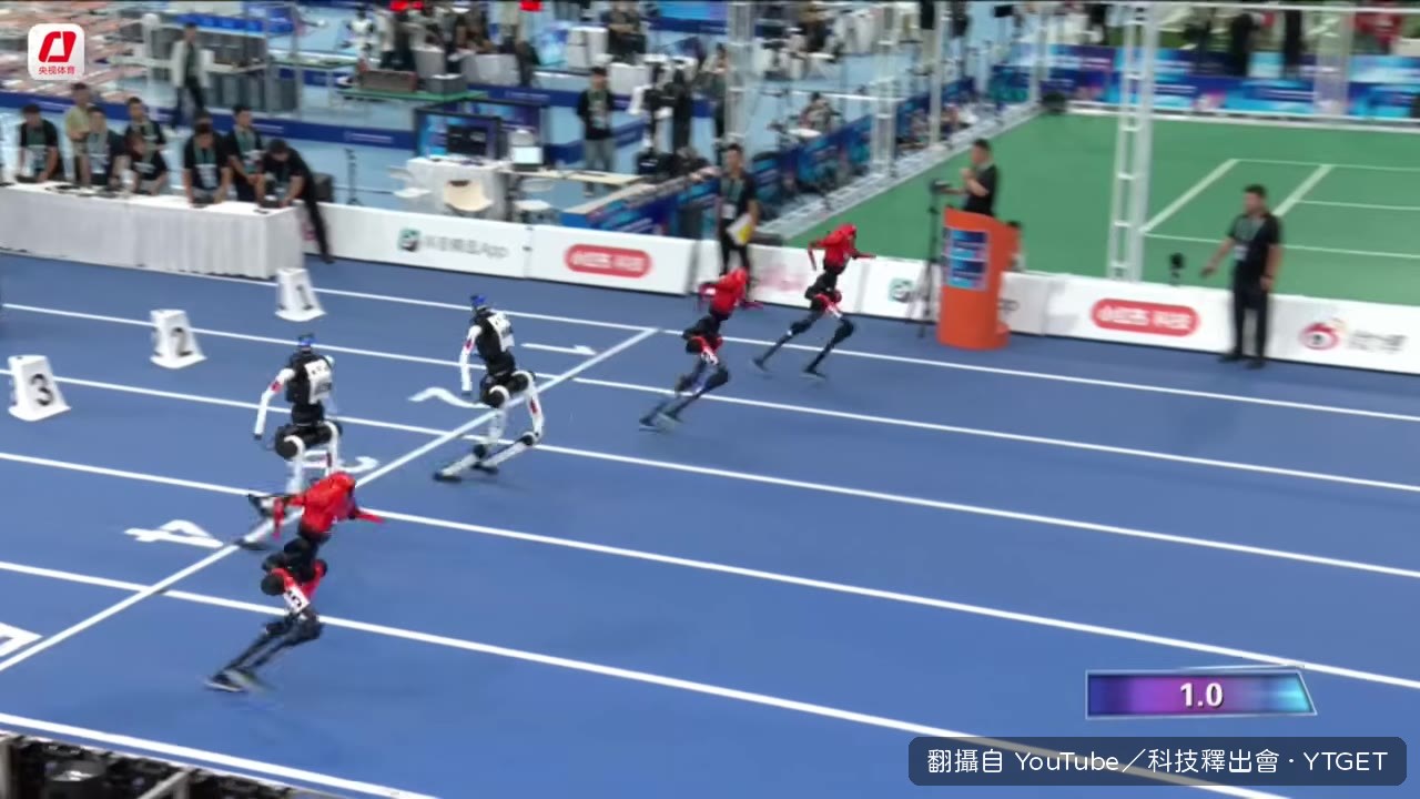 比賽開始，五位機器人同時起跑