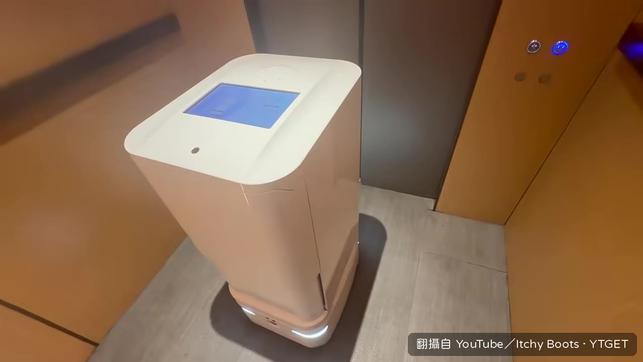 飯店電梯裡遇到機器人