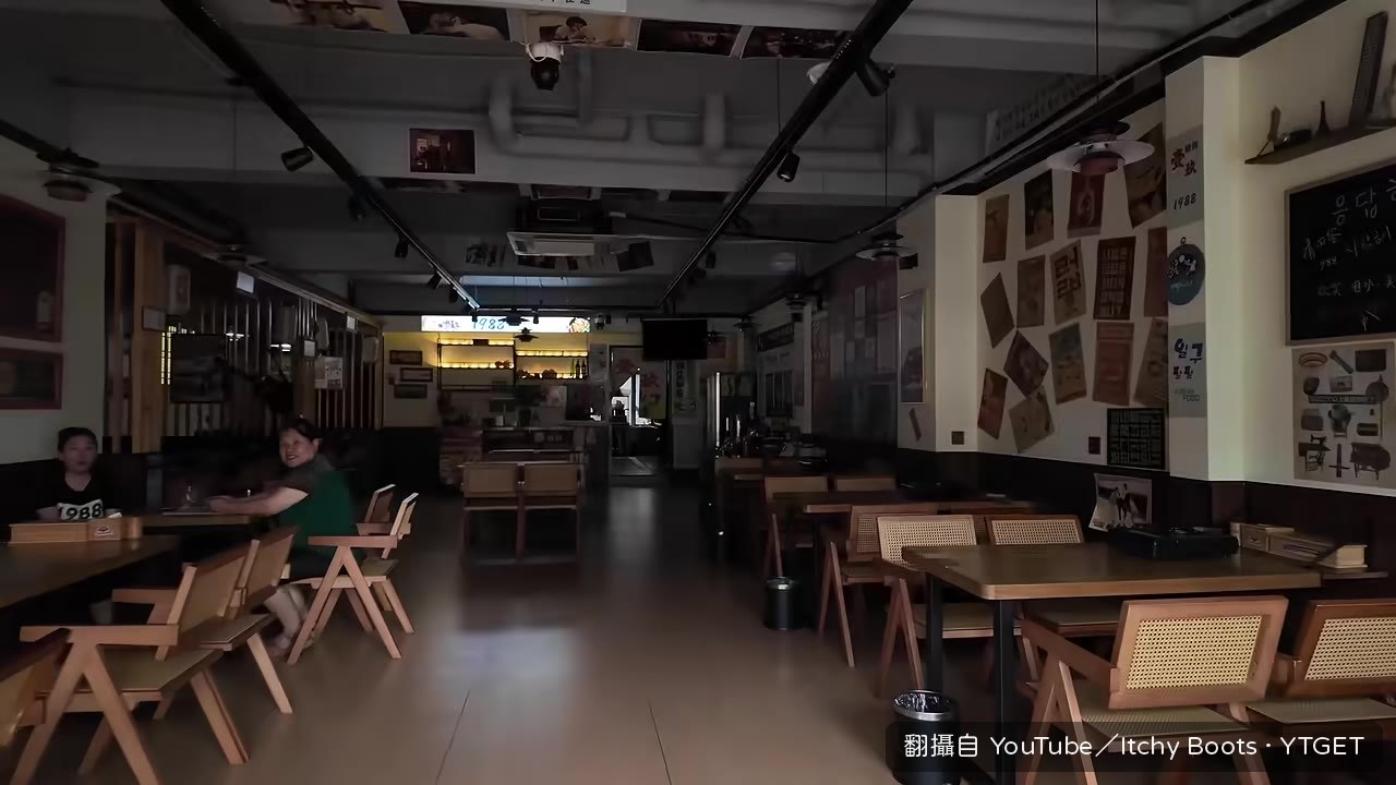韓式冷麵配小菜上桌