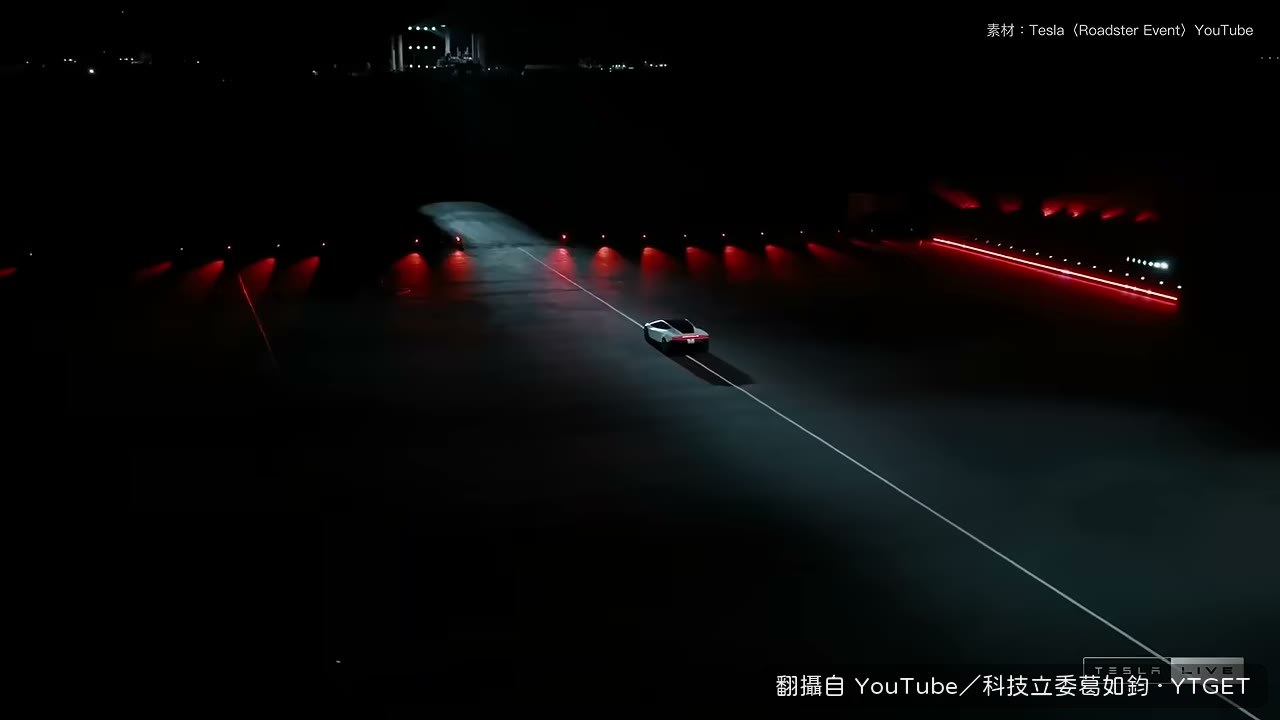 噴氣離地，飛過一整排特斯拉