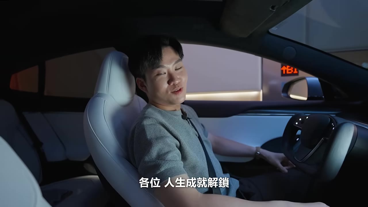 超跑開進電梯裡